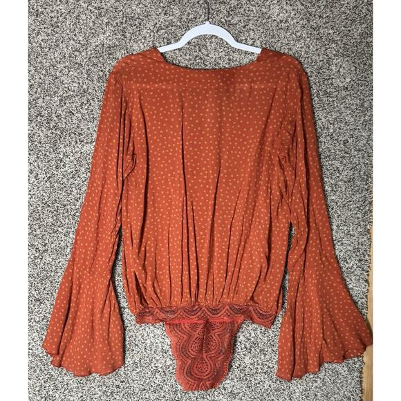 Free People Sz M Romantic Boho Chic Bell Sleeve Wrap Lace Bodysuit Peasant Top - Picture 2 of 7
